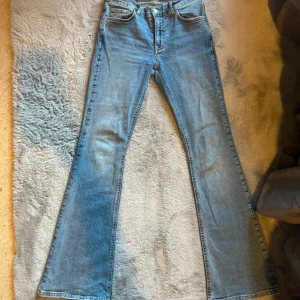 Low waist jeans  - Low waist bootcut jeans från Gina Tricot. Använda men i jättefint skick💕Säljer då dom är för stora på mig. Strl 38