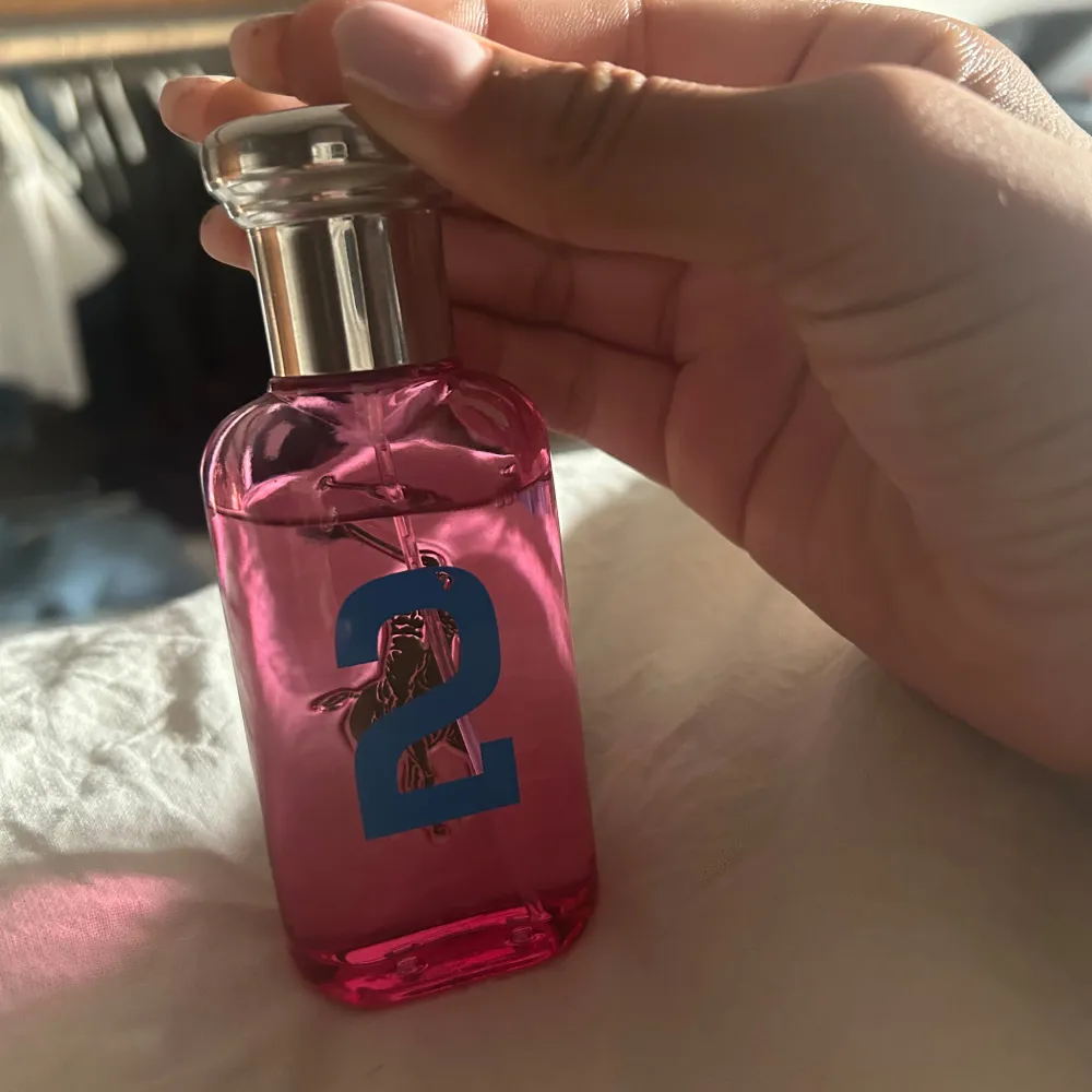 Ralph Lauren 2 For Women såååå mysig nu inför vintern och inte alls mycket använd !! 🎀  köpt för 445kr och det är runt 85-90% kvar av parfymen . Skönhet.