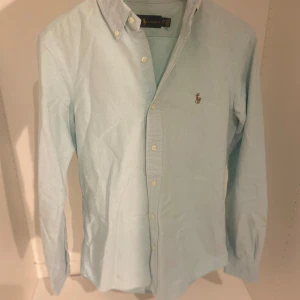 Ralph Lauren skjorta  - Hej! Säljer nu min skjorta från märket polo Ralph Lauren, storlek XS fint skick, tveka inte på att höra av dig om du har frågor eller funderingar kring skjortan!