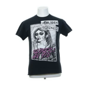 grafisk t-shirt - köpt second hand men inga tecken på användning, köpare står för frakt💕