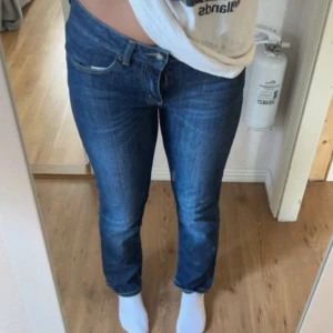 jeans  - säljer denna jeans, vet tyvärr inte vart de är från, inte heller storlek men de passar mig som har 36. 