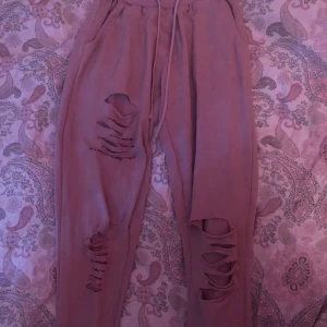 Ljus rosa ripped mjukisbyxor - ⁺‧₊˚ ཐི⋆♱⋆ཋྀ ˚₊‧⁺Ett par sköna och bekväma rosa mjukisbyxor, fick dom av min syster då dom inte passade henne längre, byxorna är använda men ingenting som märks, skriv för fler bilder⁺‧₊˚ ཐི⋆♱⋆ཋྀ ˚₊‧⁺