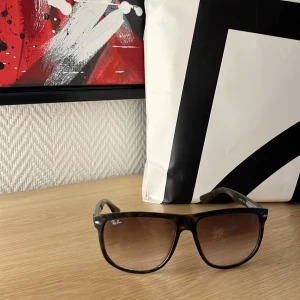 Ray-ban boyfreind havana - Boyfreinds i använt skick men frf väldigt snygga glajjor att använda, utifrån att de är repigt på glaset och att ena bågen är sne så är de riktigt fina, defekterna är inget som påverkar användningen. Hör av dig vid funderingar! Mvh Malte!!