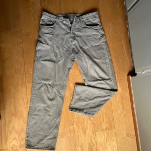 Gråa jeans - Säljer ett par gråa loose fit jeans i nyskick. Skriv för fler bilder. Storlek 44 men sitter som 34/34