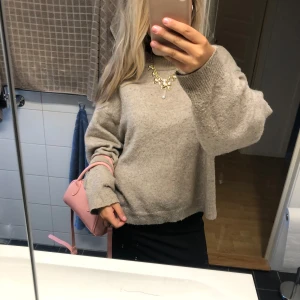 Stickad tröja  - En stickad tröja från hm, finns tecken på användning (nopprig). Säljer för att den inte kommer till användning längre! 