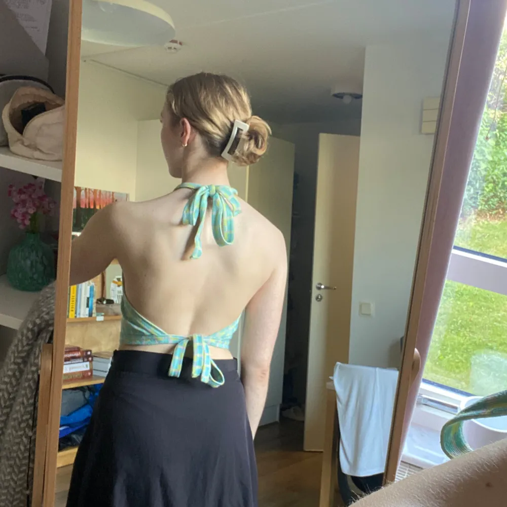 En färgglad finstickad sommartopp med öppen rygg från Zara. Croppad. I fint skick! Enda defekten är att den har små noppror.. Yläosat.