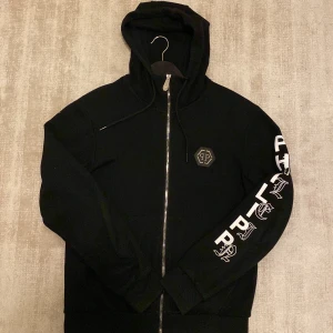 Philip Plein kofta - Säljer denna då den inte faller mig i smaken längre, storleken är S och sitter perfekt och är slitagefri, hör av er vid frågor !!