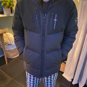 Sail racing jacka - Säljer denna feta sail racing jacka för ett bra pris. Den saknar luvan och har en liten skada på framsidan. Hör av dig vid frågor