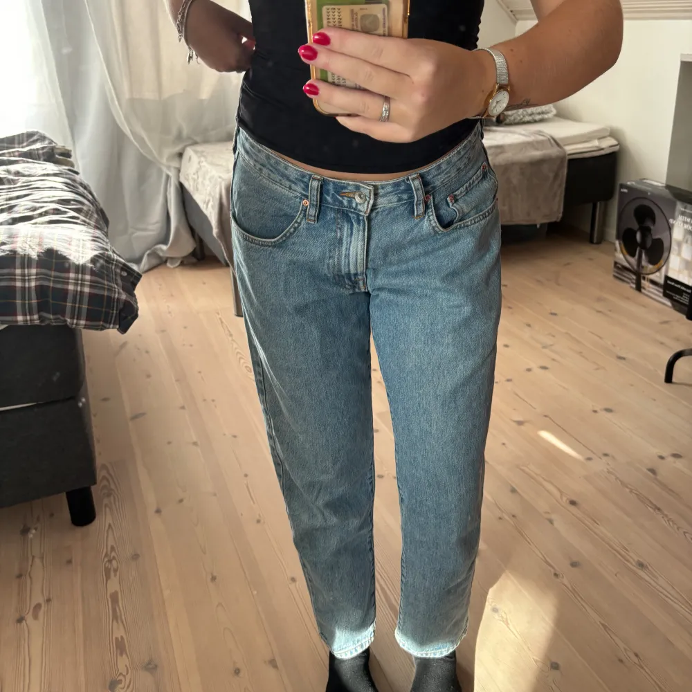 Blå lågmidjade jeans från VAILENT. Använda en del, säljs pga för korta (är 173cm). . Jeans & Byxor.