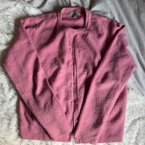 Rosa kofta från H&M - Säljer en superfin rosa kofta från H&M. Storlek M men skulle säga att den passar S med. Passar nästan till allt!