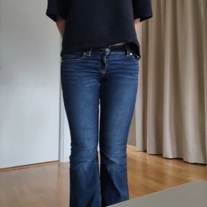 Lågmidjade jeans med fickor - Hej, jag säljer dessa jeans från gina som är i mycket bra skick. Aldrig använda då de var för små för mig! Storlek 158 men passar även kortare och längre. Nypris 400 kr, mitt pris 320 kr. TRYCK GÄRNA PÅ KÖP NU! 