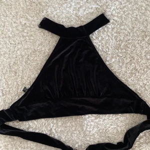 Halterneck topp  - Tryck inte på köp nu! Täckande framtill och öppen i ryggen. Knyte där bak och knappspänne vid halsen💓  Frakt: 45🥰