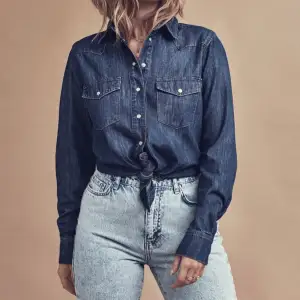 Blåa jeans - GinaTricot från deras kollektion ”Denim Love”.  Hög midja i mjuk denim utan stretch. Jeansen är blåa och har en slim fit. De har en dragkedjegylf och avsmalnande ben med ankellång benlängd. Passar för dig som är 160 cm eller kortare🫶🏻