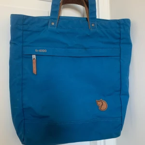 Fjällräven väska  - Hjälper pappa sälja sin väska från fjällräven. Modellen heter ”totebag no.1” på hemsidan och nypris är 1699 kr, den är knappt använd 😊 det verkar som att denna färgen ej finns på den svenska hemsidan alltså e den limiterad. Kom privat för mer info 😊