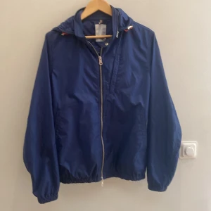 J. Lindeberg Windbreaker - Skön windbreaker utmärkt skick. Luvan är borttagbar. Pris är diskuterbart. 