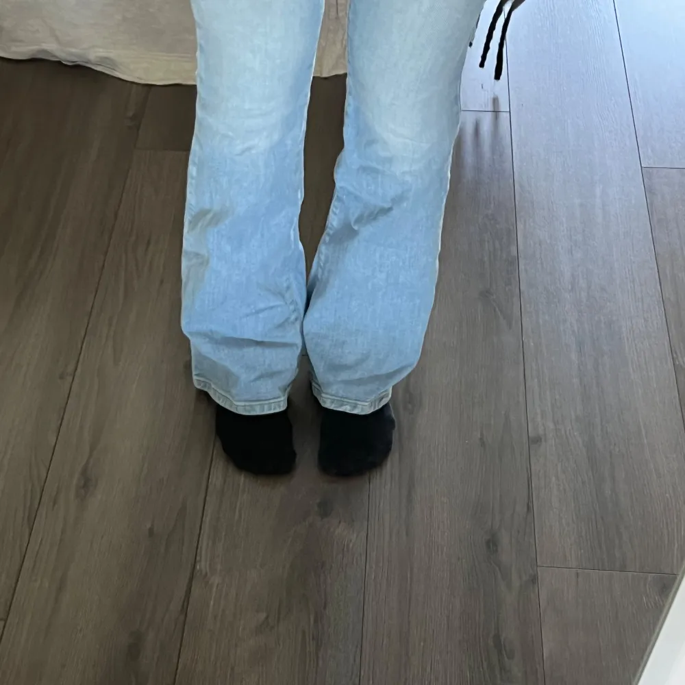 Säljer dessa pga av att jag inte använder. Jätte söta mid waist jeans. Ser nya ut då jag använt ca 3 ggr.  Hör av er vid frågor💓. Jeans & Byxor.