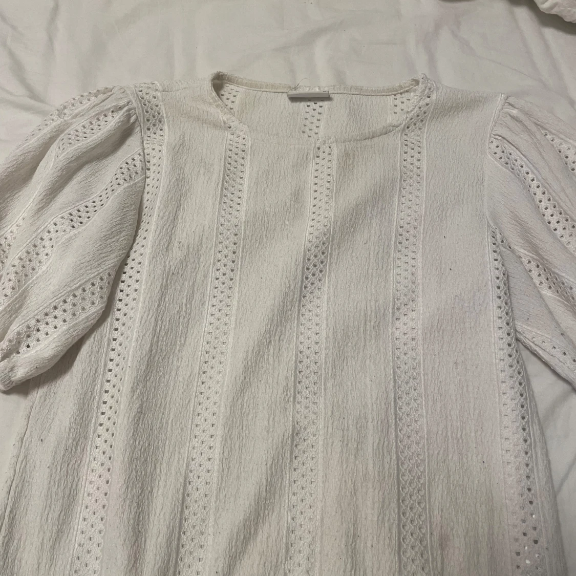 Fin vit topp med puffärmar