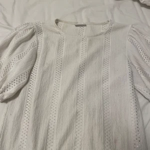  Fin vit topp med puffärmar -  Jättefint  topp från vila med puffärmar knappt använd så den är jättebra skick och den är i storlek XS 