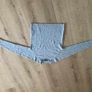 Ljusblå stickad tröja - Ljusblå stickad tröja 