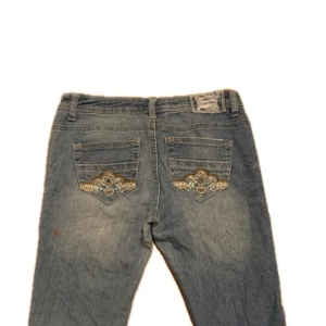 Vintage Almost famous Jeans - Vintage Bootcut Almost Famous Jeans! Är stretchiga och måtten är:  Midja 39 cm Längd 93 cm Tveka inte att skriva vid ytterligare frågor!⭐️