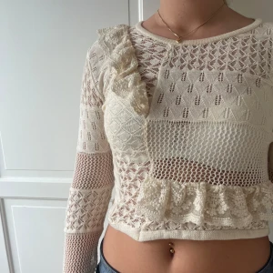 Beige spets virkad topp  - Säljer min långärmade beiga virkade toppen från Zara som har lite olika blommig spets/virkade detaljer🤗 Säljer den pågrund av att jag inte använder den men har bara använt dne ett fåtal gånger🩷