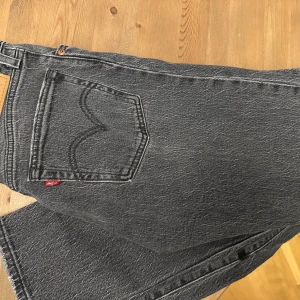 Grå Levis jeans - Säljer ett par snygga grå Levis 501! Jeansen är nästan oanvända 💕 storlek w26 L32. passar bra till mig som är 170cm och brukar ha 36 i byxor. inköpta nya på carlings. säljes då det aldrig kom till användning. 