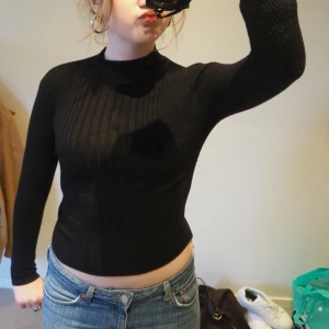 Söt polotröja - Supersöt svart polo i stretchig material!✨