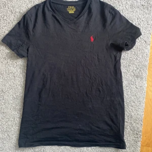 Svart t-shirt från Polo Ralph Lauren - Säljer nu min Ralph lauren t-shirt från Ralph lauren för att den inte kommer till användning. Storlek S men passar XS också. Skriv för fler frågor och bilder.