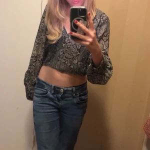 Snygg croppad blus Xs - Sälj pga att den inte kommer längre till användning💕 Skriv gärna om ni vill ha fler bilder!