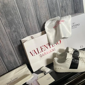 Valentino Open black  - Hej säljer nu mina Valentino Open black då dom blivit försmå är i nytt skicka och inga skador elr nått helt som nya skriv vid frågor och funderingar kan även gå ner lite i pris vid snabb affär Med vänlig hälsning