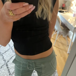 Ljusgröna juicy couture byxor - Säljer dessa superfina och bekväma juicy couture byxor💕 Väldigt bra skick då jag endast använt de en gång! Priset kan diskuteras vid intresse❣️