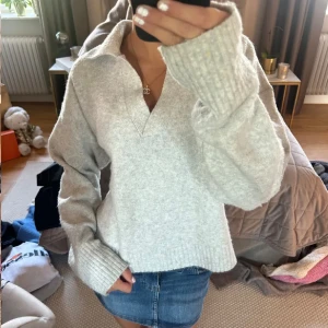 Stickad tröja  - Grå från monki 