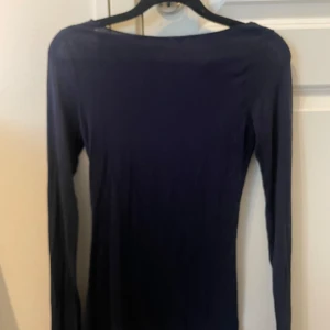 Intimissmi tröja - Säljer denna jätte fina tröjan då den aldrig riktigt kommit till andvändning så mycket som ja trodde  tyvärr. Små hål finns längs ner på tröjan men ingen som syns finns bilder på det💓