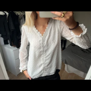 Vit blus  - Säljer denna vita blus i S Använd några få gånger och säljs för jag inte trivs i vit💓 