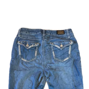Vintage Earl Jeans - Vintage bootcut Earl Jeans! Dom är stretchiga och måtten är: Midja 38 cm, Längd 104 cm, Tveka inte att skriva vid ytterligare frågor!⭐️