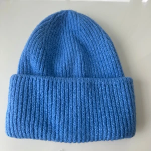 Mössa - Blå mössa från Gina i fint skick, nästan aldrig använd💙