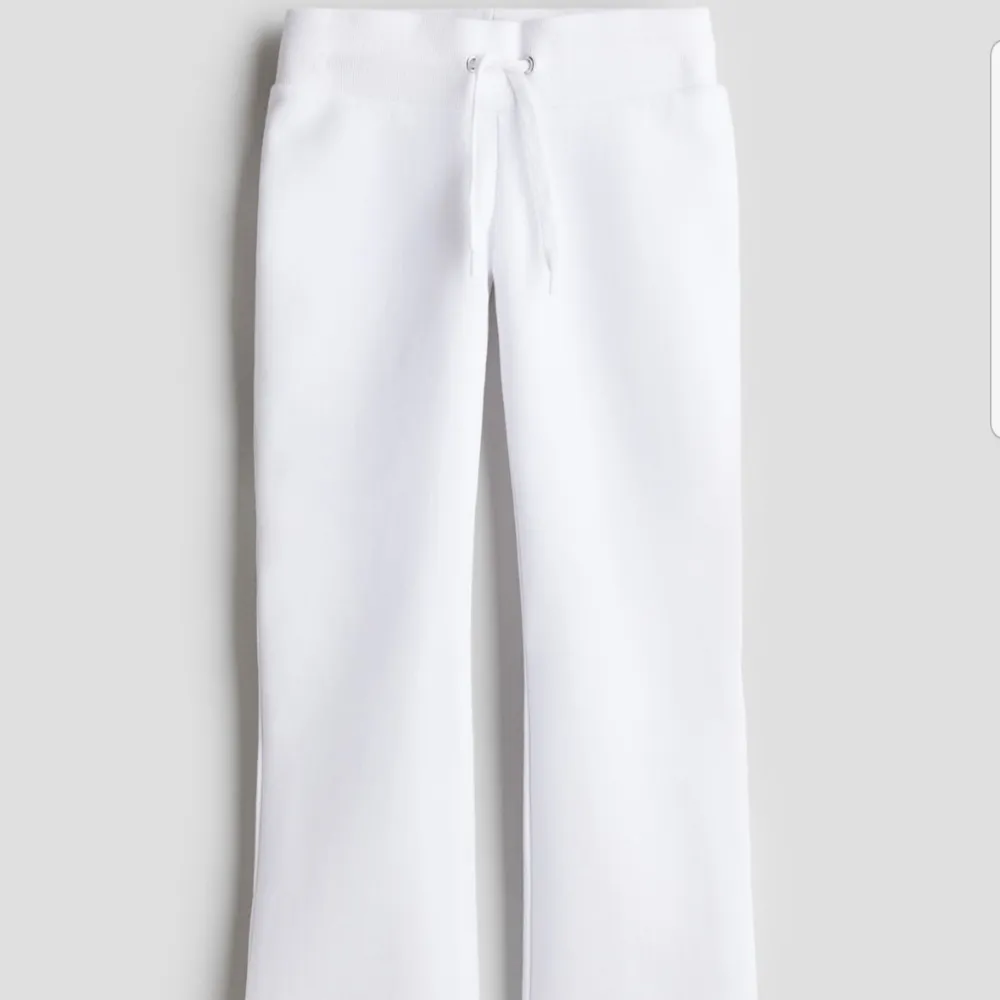 Vita byxor från barn avdelningen på H&M. Helt nya oanvända. . Jeans & Byxor.