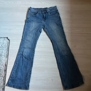 Brandy Melville jeans - Säljer dessa superfina brandy jeans. Bara använda några gånger, perfekt skick. 