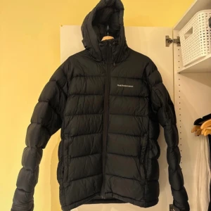 Peak performance  - Peak performance jacka i blå färg. Storlek M men kan passa L oxå då den är lite stor. Modellen är för killar men går att använda som tjej oxå. 