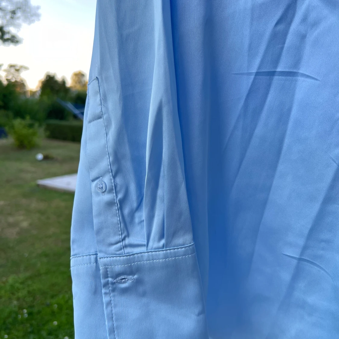 Blå skjorta i satin - 2