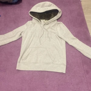 Hollister hoodie - Päls på insidan av huvan. Perfekt för vinter och på höst. 🍂 Användits några gånger.
