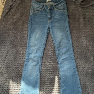 Utsvängda jeans - Utsvängda mid waist jeans😊