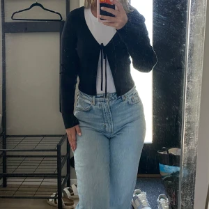 Kofta med knytning - Snygg kofta med knytning där fram perfekt till hösten🤩🍁Väldigt skönt meterial. 💕 Är i storlek medium men jag skulle säga att den är mer som en small.💕(väldigt stretchig så funkar både M, S och XS🥰 Bara att skicka om du undrar något!💕🌸 