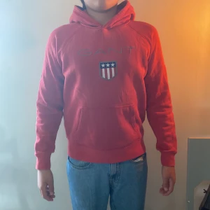 Gant Hoodie  - Säljer en fet Gant hoodie som aldrig har använts. Skick 9/10, pris kan diskuteras, orginal pris 899 SEK. Hör av dig vid fler frågor eller bilder😁modelen är 160cm
