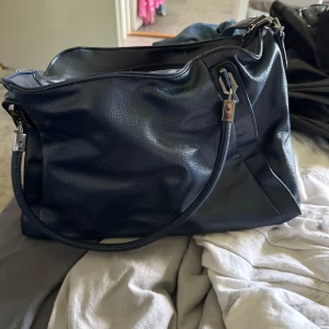 Marinblå handväska  - Fin handväska som inte kommer till användning. Ganska ny men ligger bara i garderoben nu för tiden. Priset kan diskuteras och skriv för fler bilder! 