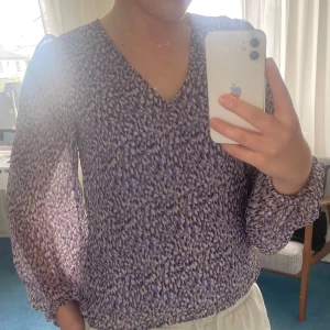 Blus - Jättefin lila blus i bra kvalite 😍