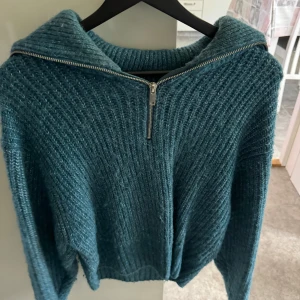 Blå/grön stickad tröja - Väldigt fin stickad från Gina Tricot. Kommer tyvärr inte till användning längre. Kan ha som vardags men även hemma en chill dag. En perfekt tröja! Priset kan diskuteras och skriv för fler bilder! 