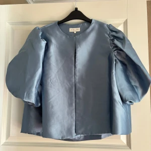 By Malina Cleo blouse stl L - Exklusive blus / jacka från By Malina stl L Modell Cleo Blouse Helt ny