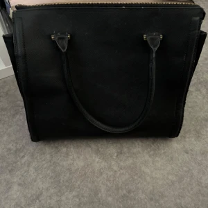 Svart handväska  - Väldigt fint skick men kommer inte till användning! Priset kan diskuteras och skriv för fler bilder! 