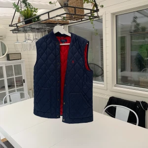 Polo väst - Säljer denna unika och snygga polo väst i nyskick.